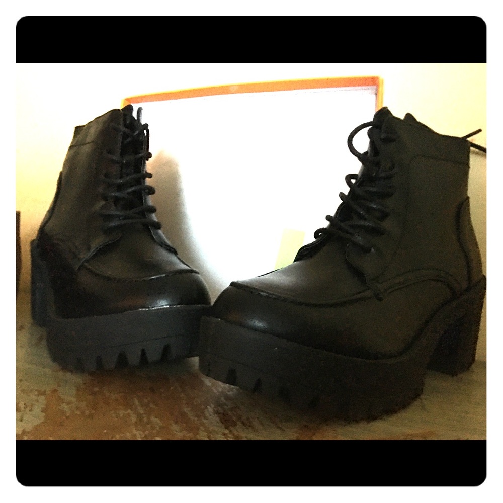 90’S GRUNGE-ESQUE COMBAT BOOTS